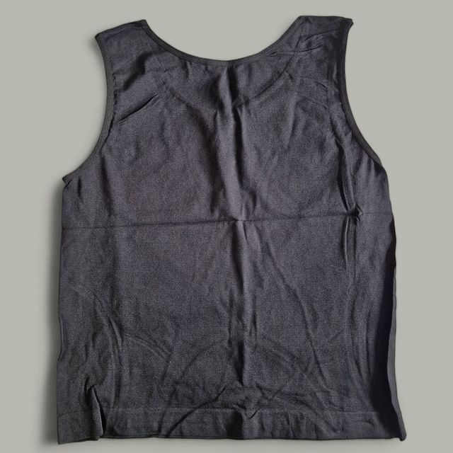 Camiseta sin manga de color negro