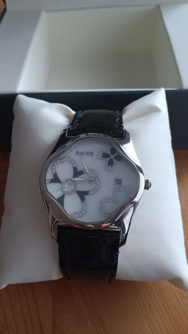 Reloj Racer original de nácar con correa de piel.
