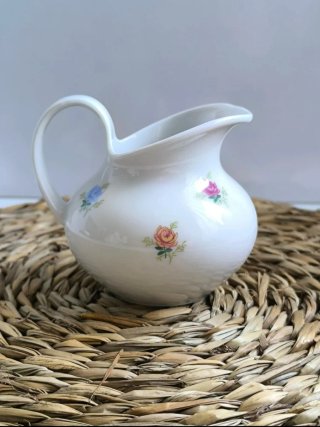 Preciosa jarra de leche o espuma porcelana