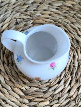 Preciosa jarra de leche o espuma porcelana