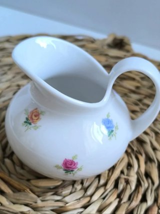 Preciosa jarra de leche o espuma porcelana