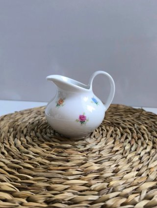 Preciosa jarra de leche o espuma porcelana
