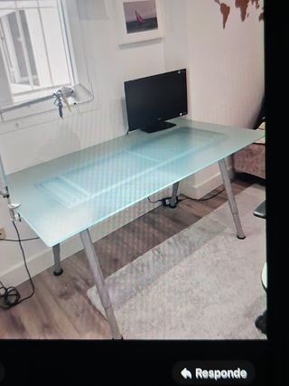Mesa de cristal con patas