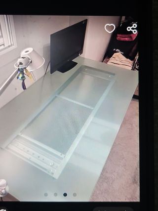 Mesa de cristal con patas