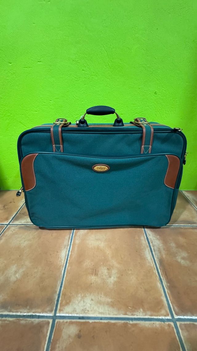 Conjunto maleta y bolsa de viaje