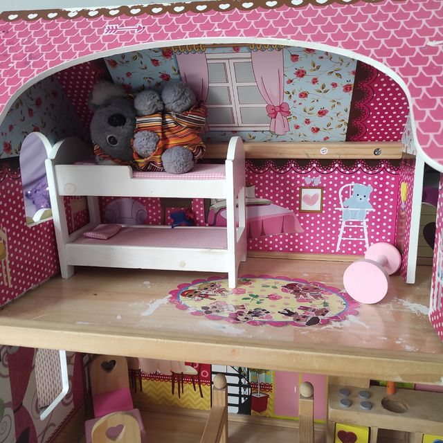 Casa de muñecas de madera