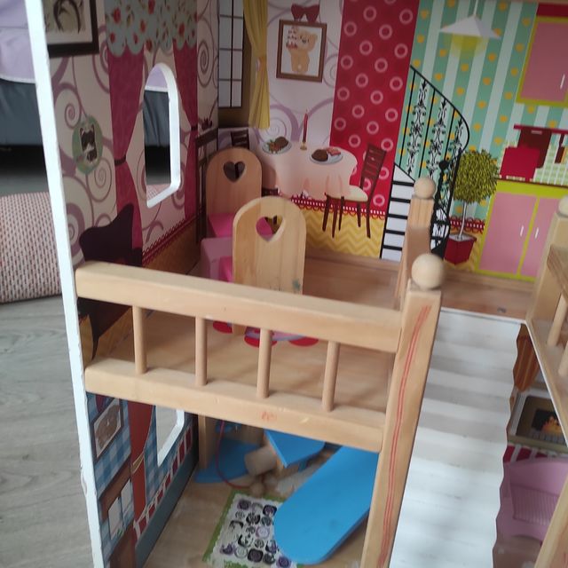 Casa de muñecas de madera