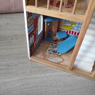 Casa de muñecas de madera