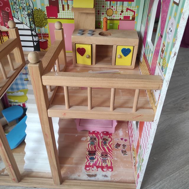 Casa de muñecas de madera