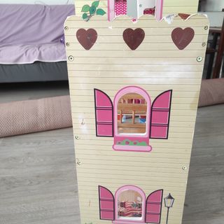 Casa de muñecas de madera