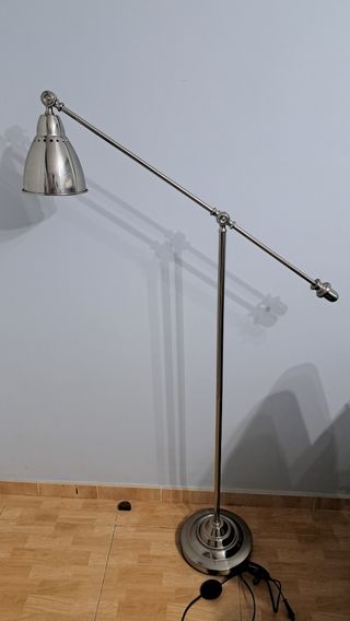 Lampara de pie con brazo articulado