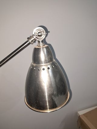 Lampara de pie con brazo articulado