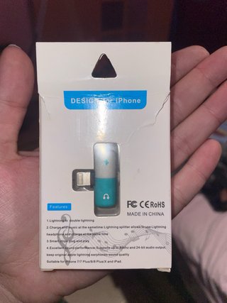 cargador y auriculares