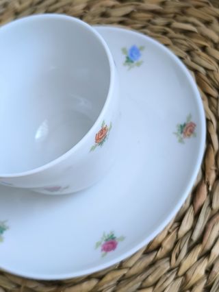 Preciosa taza de té y platillo porcelana