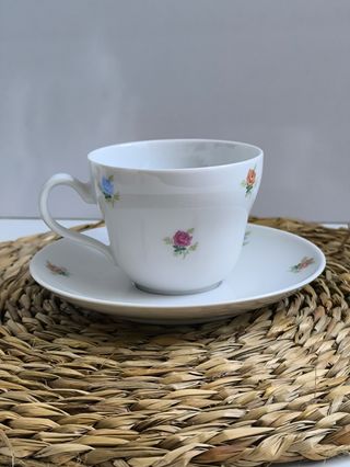 Preciosa taza de té y platillo porcelana