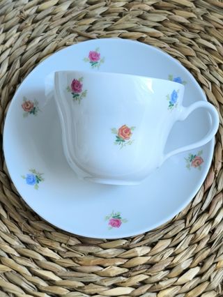 Preciosa taza de té y platillo porcelana