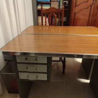 Mesas vintage retro con cajoneras