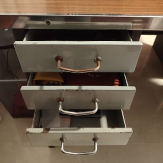 Mesas vintage retro con cajoneras