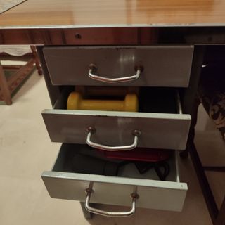 Mesas vintage retro con cajoneras