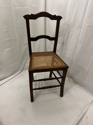 Silla de madera antigua con rejilla en buen estado