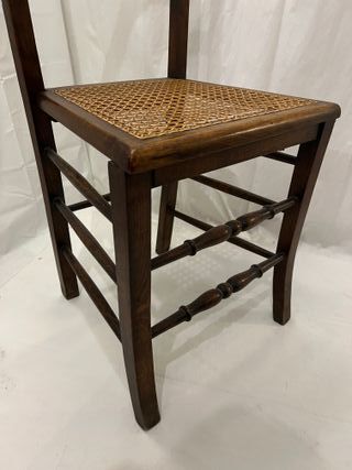 Silla de madera antigua con rejilla en buen estado