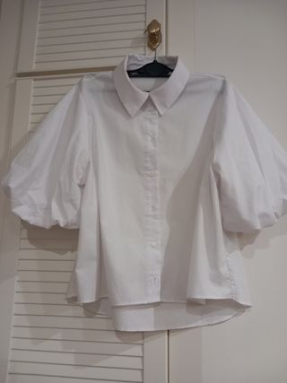 Camisa blanca con mangas abullonadas. Zara. NUEVA