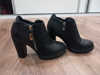 Botines de tacón negros. XTI. Nuevos. 