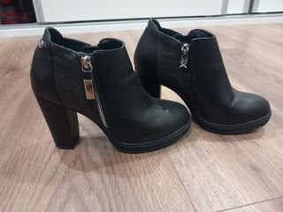 Botines de tacón negros. XTI. Nuevos. 