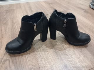 Botines de tacón negros. XTI. Nuevos. 