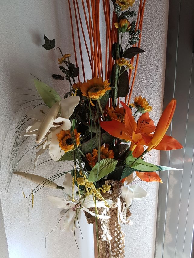 Columna de flores artificiales