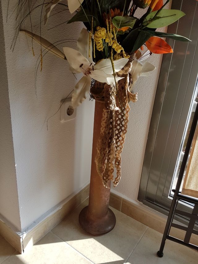 Columna de flores artificiales