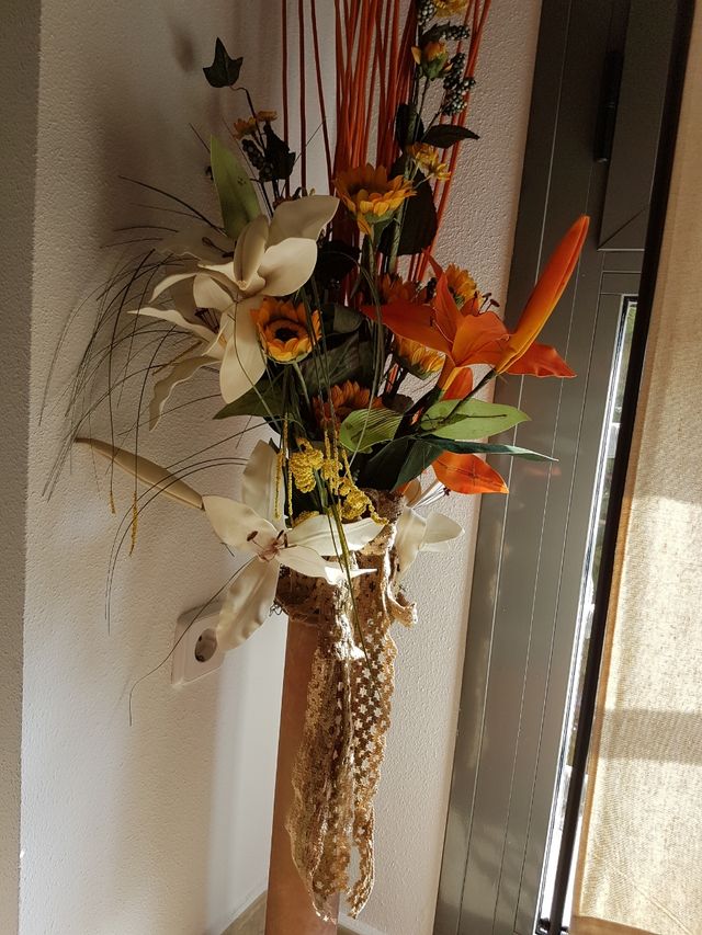 Columna de flores artificiales