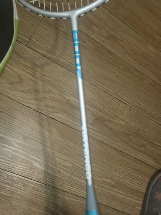 Raqueta de bádminton con bolsa y volantes