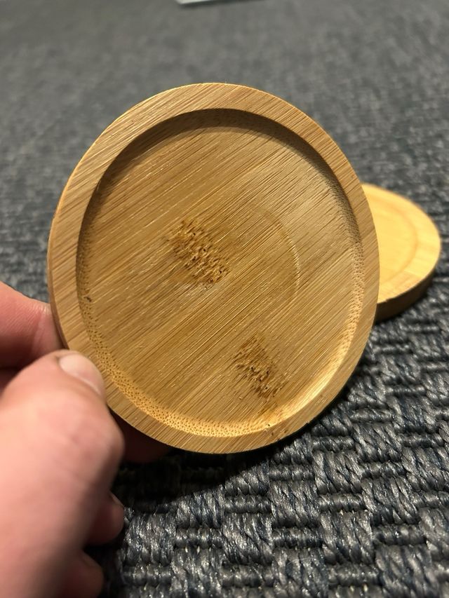 Portavasos de madera.