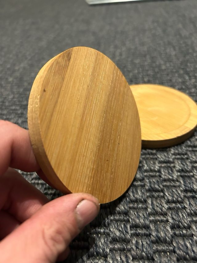 Portavasos de madera.