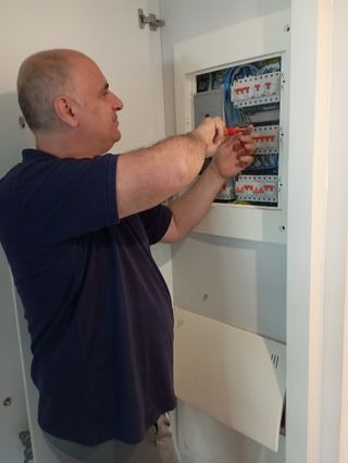 ELECTRICISTA URGENTE  629223591