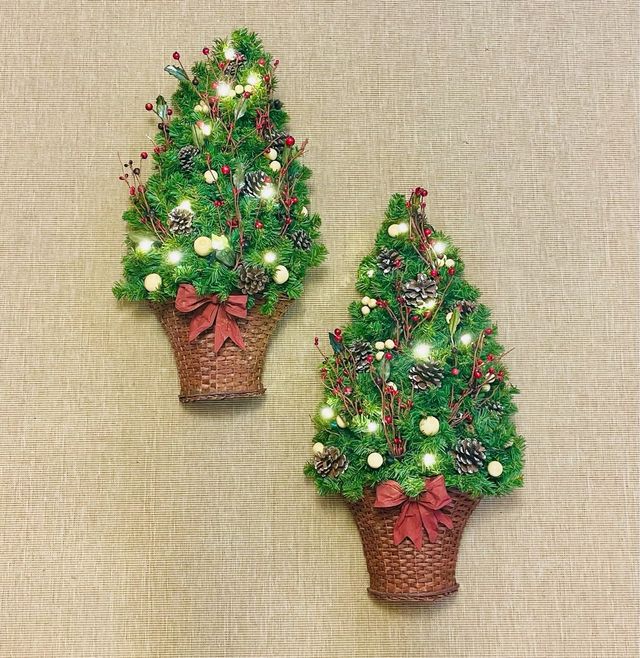 Alberi di natale addobbati con luci