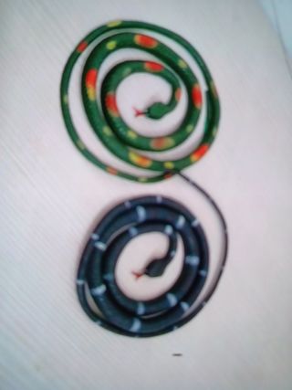 Serpenti in plastica