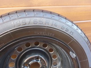 B.M.W. E-30 llanta con neumático