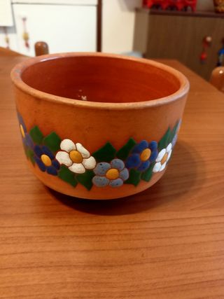 Vaso in terracotta con decorazioni