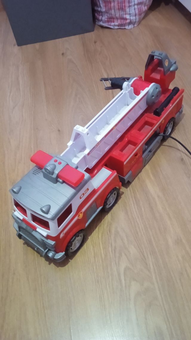 Camión de bomberos patrulla canina