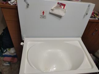 Bañera con cambiador abatible.