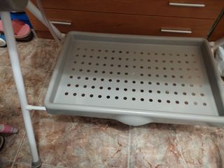 Bañera con cambiador abatible.