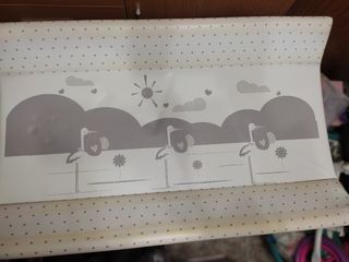 Bañera con cambiador abatible.