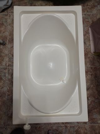 Bañera con cambiador abatible.