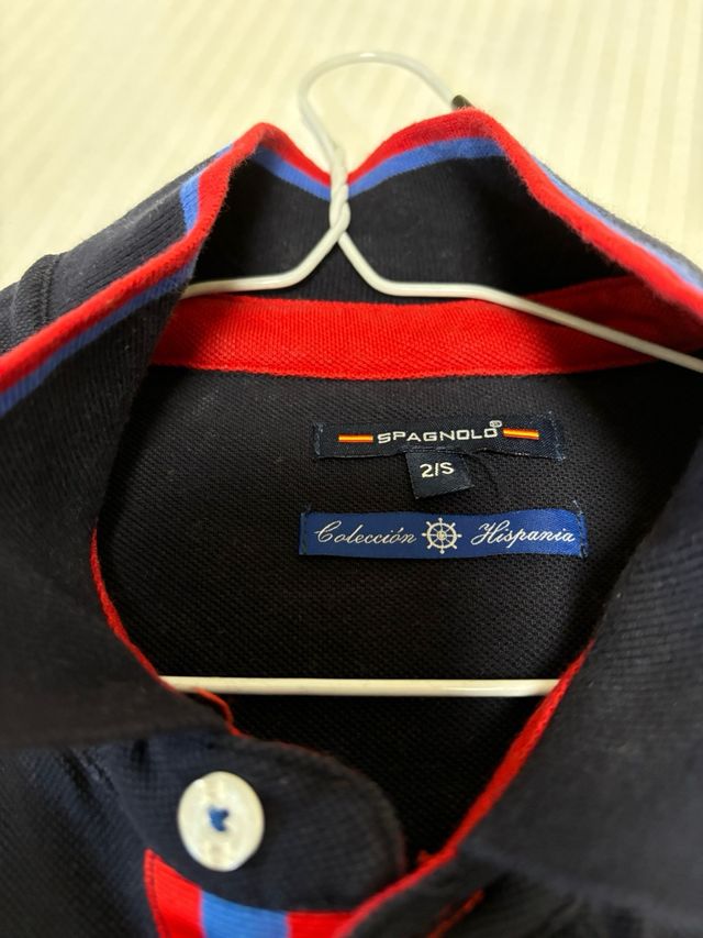 Polo azul con estampado