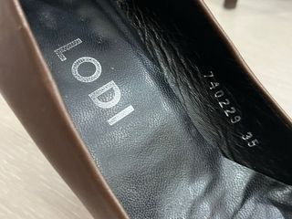 Tacón de piel marrón