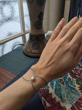 Pulsera minimalista hecha a mano
