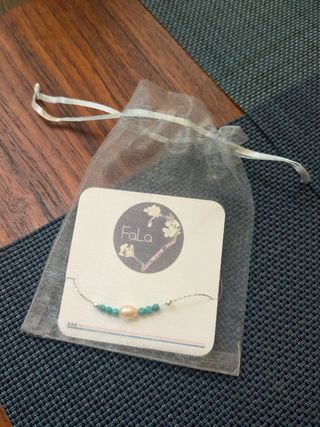Pulsera minimalista hecha a mano