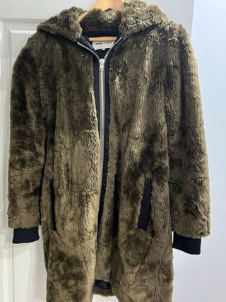 Chaquetón de pelo con capucha